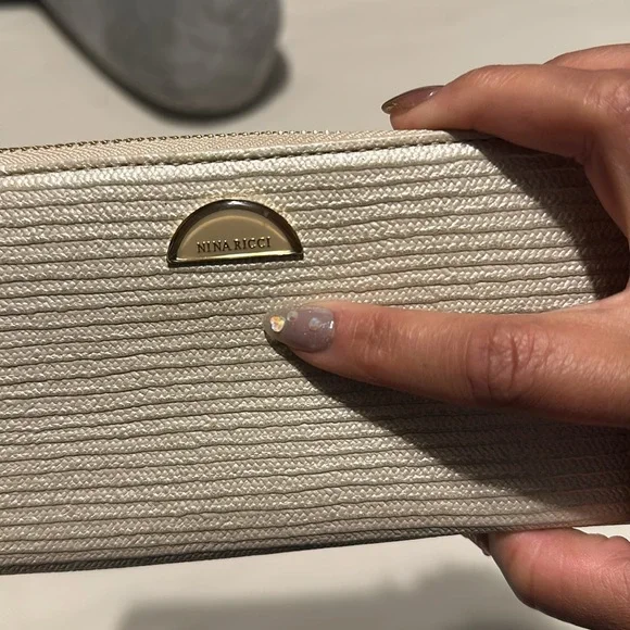 Nina Ricci cream colored wallet - Picture 8 of 8